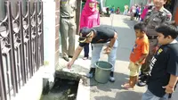 Cegah Demam Berdarah, Warga Duren Sawit Sebar 300 Ikan Cupang di Selokan