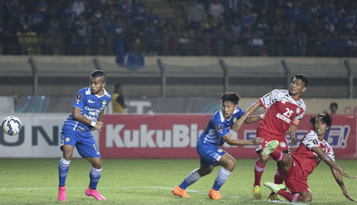 Proses terjadinya gol perdana Persib yang dicetak Zulham Zamrun pada laga terakhir Grup A Piala Presiden 2015 di Stadion Si Jalak Harupat, Bandung. Kamis (10/9/2015). (Bola.com/Vitalis Yogi Trisna)