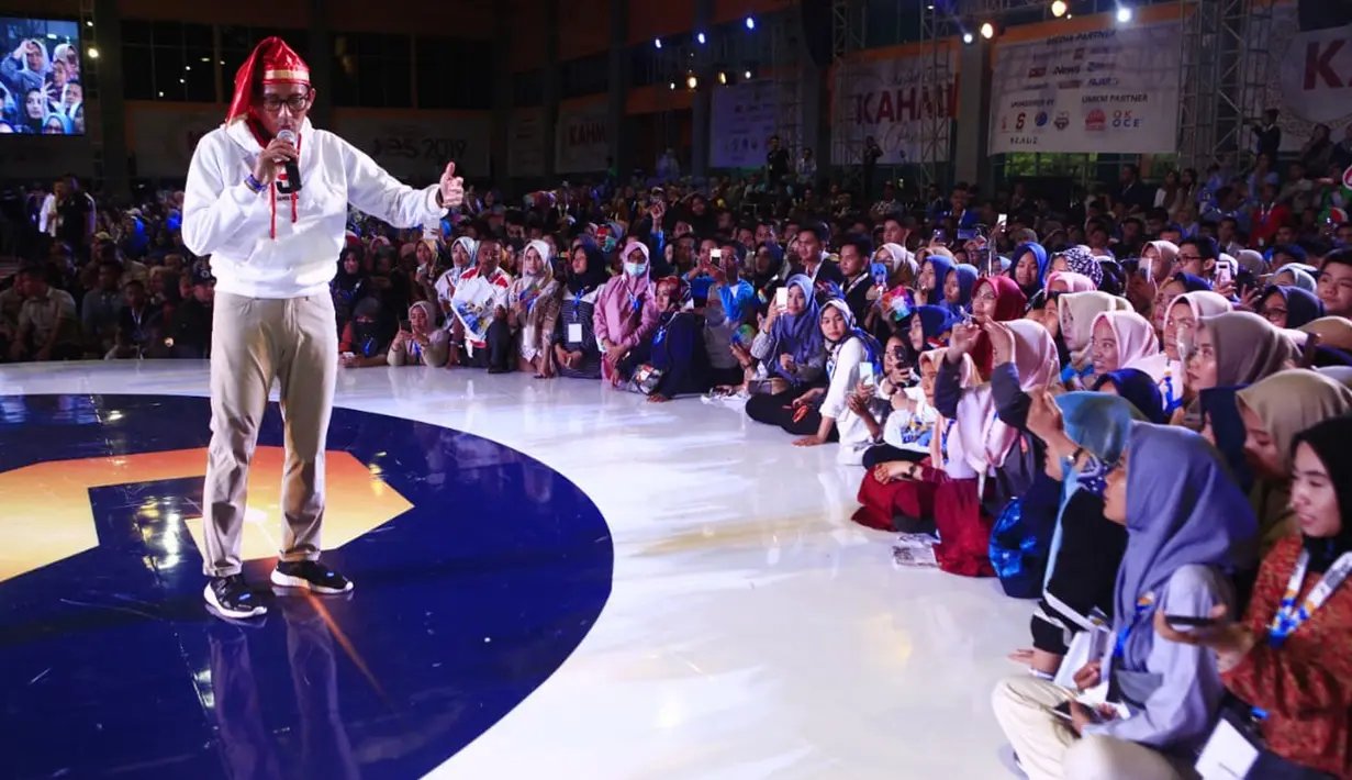 Sandiaga Uno memberi pemaparan saat menjadi pembicara pada Makassar Young Entreprenuer Summit (YESS) 2019 di Makassar, Senin (1/4/2019). Sandiaga Uno yang juga Cawapres nomor urut dua itu mengimbau generasi muda agar berani menghadapi tantangan dalam mengembangkan usaha. (Liputan6.com/HO/Astro)