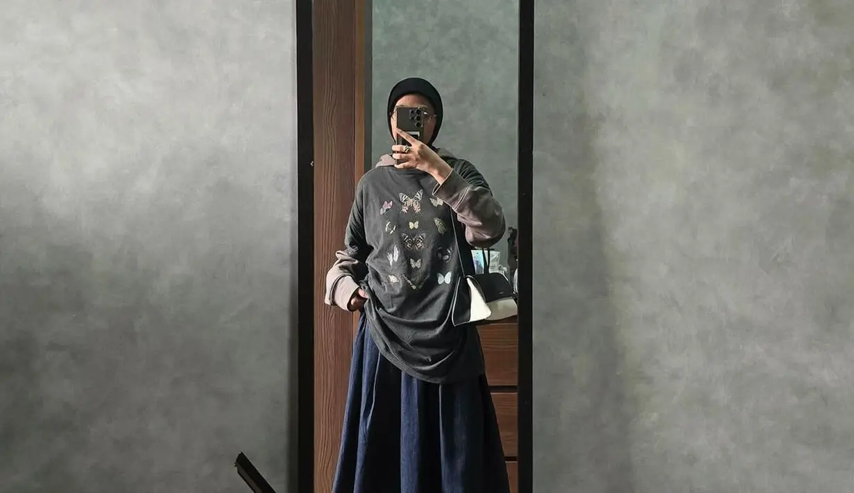 Paduan oversized sweater dan rok denim maxi jadi layering style Feby Putri yang banyak ditiru anak skena [@fbyputrinc]
