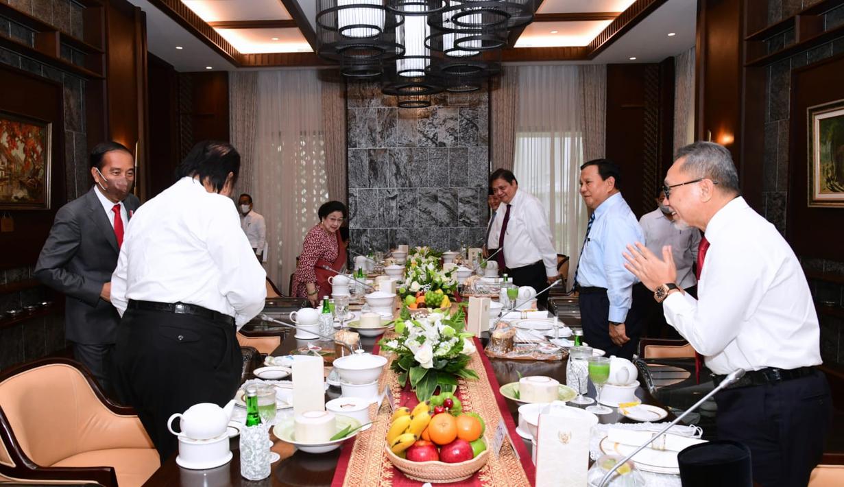 Presiden Joko Widodo menerima para ketua umum partai politik koalisi pemerintah di Istana Kepresidenan Jakarta, Rabu, 15 Juni 2022. Pertemuan berlangsung hangat dan dalam suasana penuh keakraban. Presiden Jokowi dan para ketua umum parpol pun berbincang-bincang, diselingi tawa. (Foto: Sekretariat Presiden)