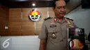 Kabagpenum Polri Brigjen Rikwanto menunjukkan buku Jokowi Undercover di Kadivhumas Polri, Jakarta, Selasa (3/1). Dalam tulisannya, buku tersebut dinilai berisi banyak ujaran kebencian terhadap Presiden Joko Widodo. (Liputan6.com/Johan Tallo)