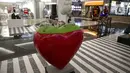 Seni instalasi yang dipamerkan dalam pameran 'Seni yang Tidak Pernah Pudar' di Plaza Indonesia, Jakarta, Senin (15/3/2021). Sebanyak 43 karya dari 21 seniman tersebut merupakan rangkaian acara yang bertemakan '31 Years & Fabulous'. (Liputan6.com/Faizal Fanani)