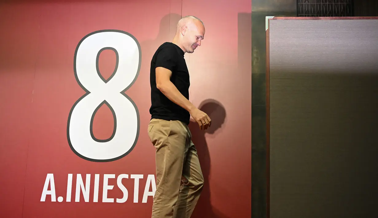 Pemain Vissel Kobe, Andres Iniesta berjalan meninggalkan ruangan konferensi pers yang berlangsung di Kobe, 25 Mei 2023 waktu setempat. (AFP/Yuichi Yamazaki)