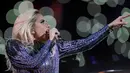 Penyanyi Lady Gaga saat menghibur penonton disela pertandingan NFL Super Bowl 51 football game antara tim Atlanta Falcons melawan New England Patriots, di Houston, AS, (5/2). (AP Photo/Darron Cummings)