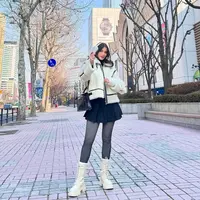 Sabrina juga menunjukkan tampilan yang trendy lewat padu padan wool jacket, mini skirt, sepatu boots, dan earmuff. [@sabrinachairunnisa_]