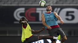 Gelandang Arsenal, Sead Kolasinac, menyundul bola saat berlatih di Shanghai, Selasa (18/7/2017). Arsenal akan menghadapi Bayern Munchen pada laga International Champions Cup. (AFP/Johannes Eisele)