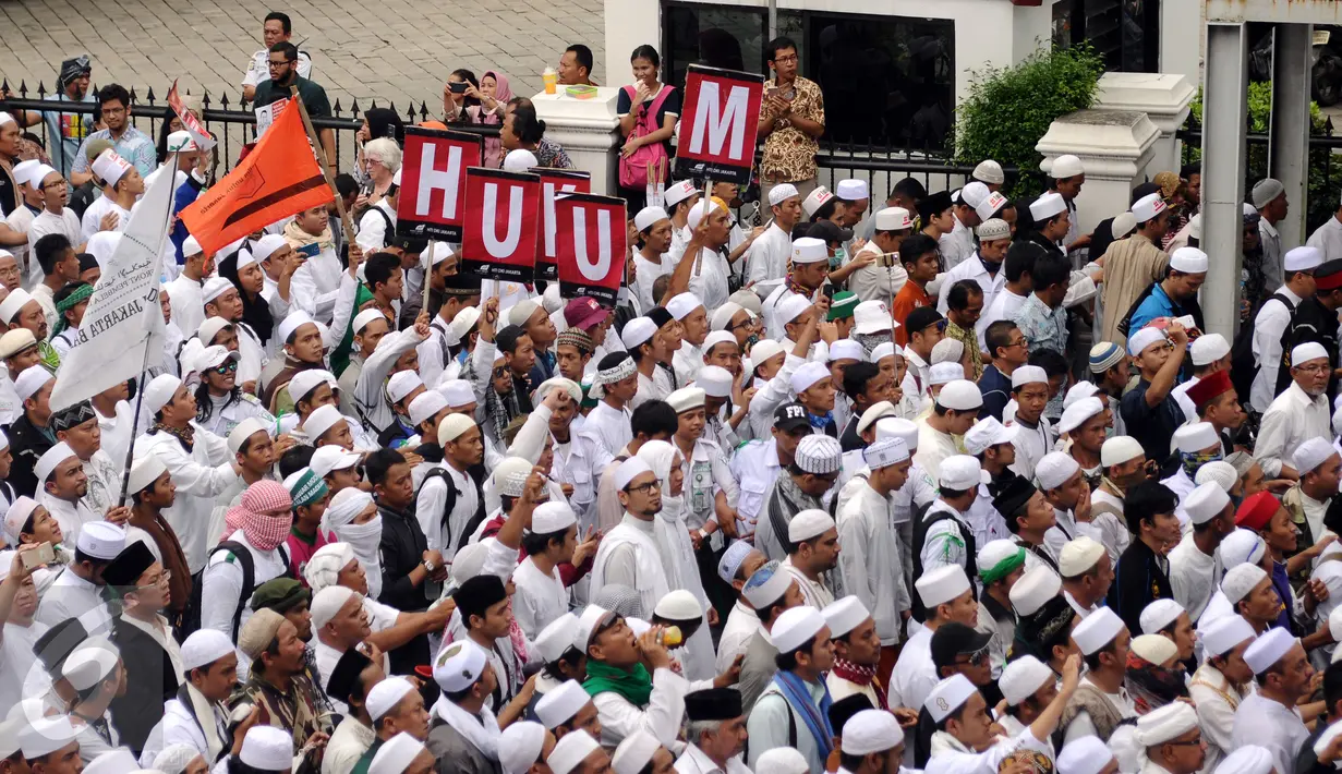 Ribuan Umat muslim  memenuhi ruas jalan Medan Merdeka  untuk melakukan aksi di depan Balai Kota Jakarta, Jumat (14/10). Mereka mendesak Gubernur DKI Jakarta, Basuki Tjahaja Purnama mundur. (Liputan6.com/Hemi Fithriansyah)