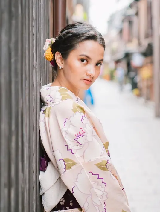 Tatapan mata yang meneduhkan terlihat di paras Sabrina Anggraini. Kecantikannya kian terpancarkan dengan kimono yang dipakainya. Alhasil, calon istri Belva Devara ini panen pujian dari netizen yang menyebutnya memesona. (Liputan6.com/IG/@sabrinaanggraini)