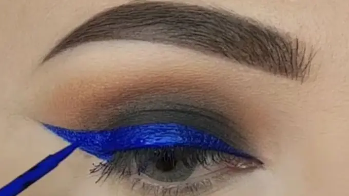 Perpaduan Smokey Eye dengan Nuansa Biru, Bikin Mata Jadi Menarik