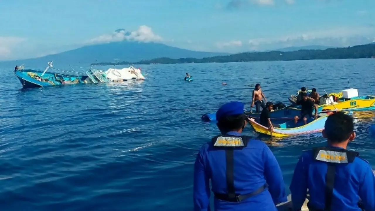 Upaya penyelamatan belasan kru KM Metanoia di perairan Bitung.