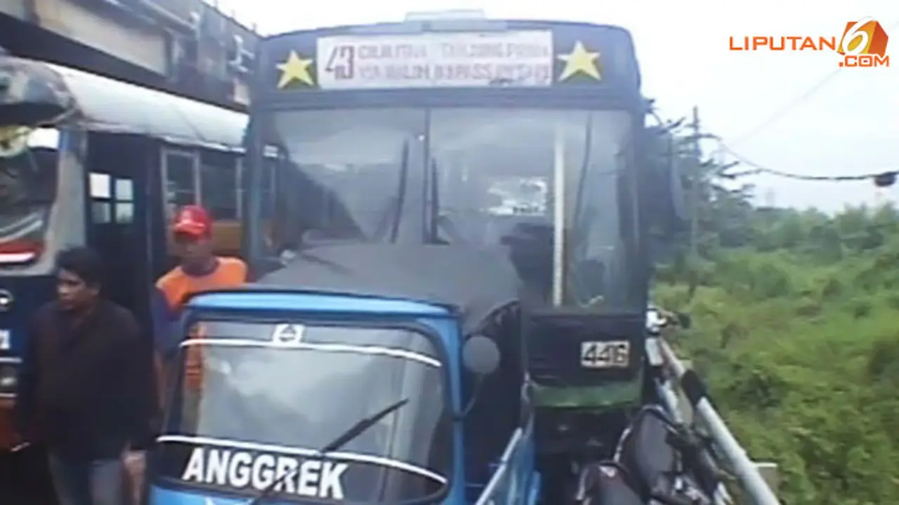 bus-tabrakan-140116-b.jpg