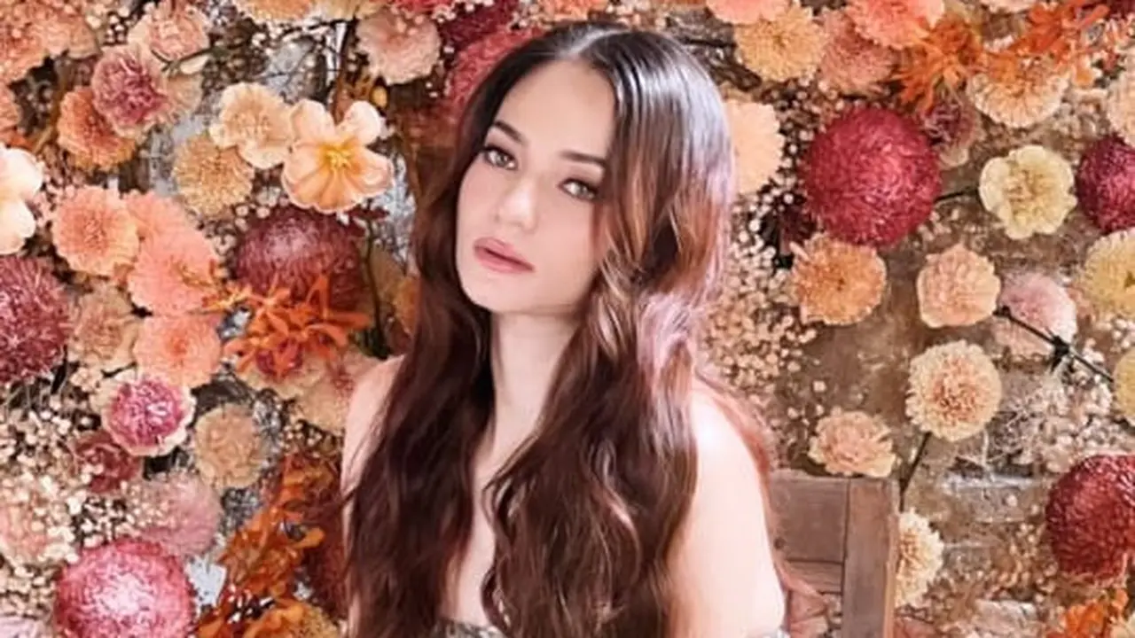 10 Tampilan dengan Aura Berbunga Enzy Storia Setelah Menikah, Kenakan Gaun Floral di Pemotretan Terbaru