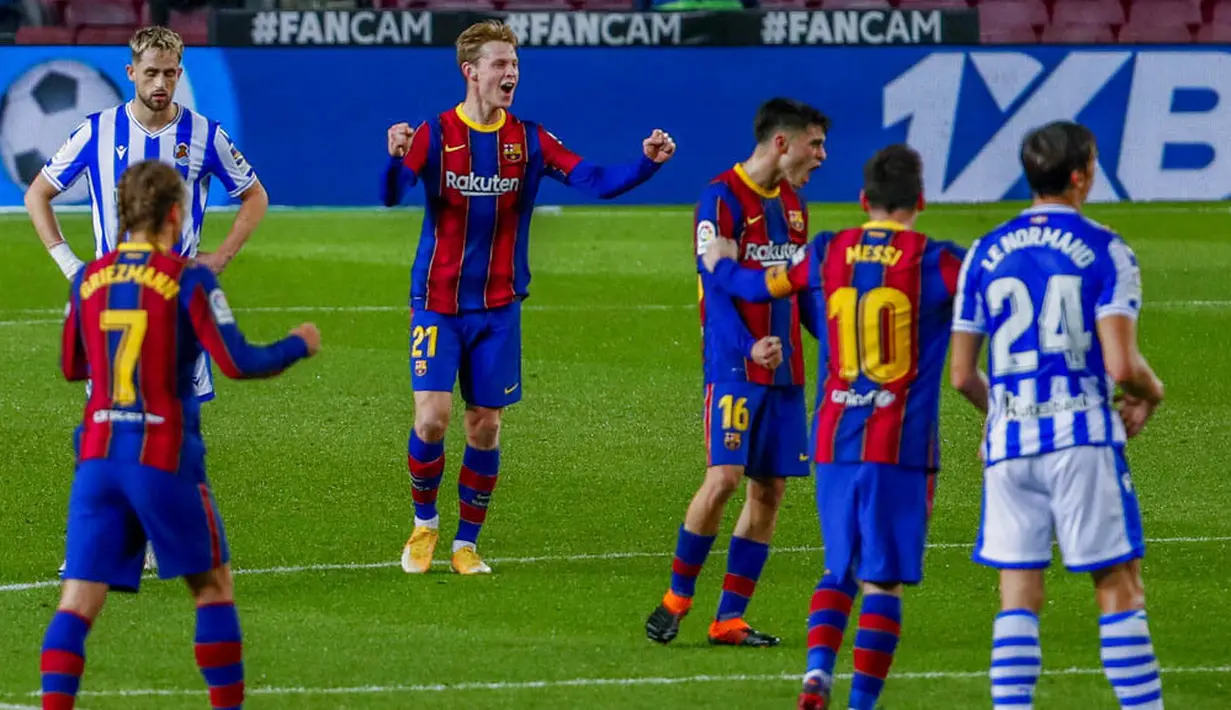 Pemain Barcelona, Frenkie de Jong, melakukan selebrasi usai mencetak gol ke gawang Real Sociedad pada laga Liga Spanyol di Stadion Camp Nou, Kamis (17/12/2020). Barcelona menang dengan skor 2-1. (AP/Joan Monfort)