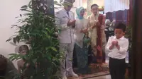 Sandiaga lebih dahulu menjemput orangtuanya sebelum berangkat ke Masjid Sunda Kelapa. (Liputan6.com/Rezki Aprilliya Iskandar)
