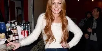 Lindsay Lohan sepertinya memang sungguh-sungguh mempelajari ajaran agama Islam. Pernah terlihat menggunakan hijab, Lindsay yang aktif dalam kegiatan sosial ini tak jarang membuat tulisan yang berkaitan dengan agama Islam. (AFP/Bintang.com)