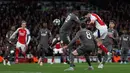 Arsenal terus berupaya membongkar pertahanan Real Madrid. Namun, tidak ada gol tercipta hingga akhir babak pertama. (Adrian Dennis/AFP)