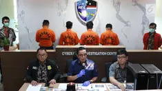 Kabag Penum Divisi Humas Polri Kombes Asep Adi Saputra (tengah) didampingi Kasubdit I Tindak Pidana Siber Bareskrim Polri Kombes (Pol) Dani Kustoni (kiri) menunjukkan tersangka beserta barang bukti kasus tindak pidana hacking server Indomaret di Jakarta, Jumat (12/4). (Liputan6.com/ImmanuelAntonius)