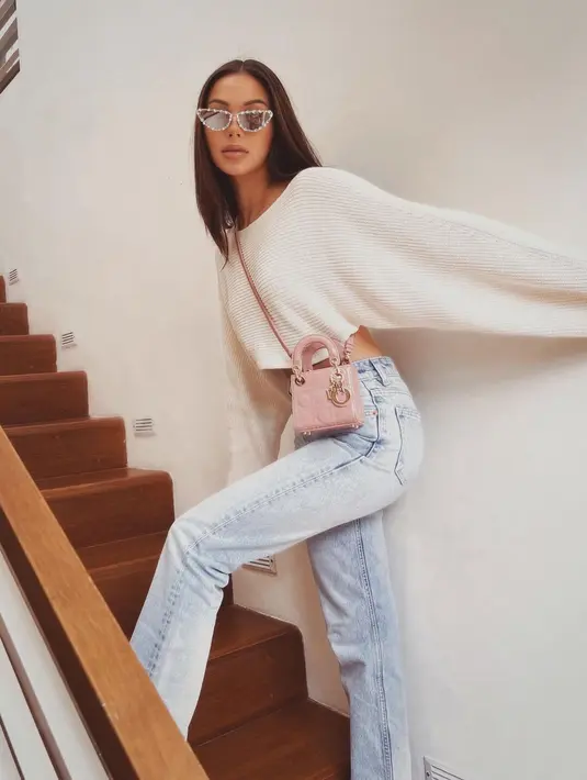 Perpaduan knitwear dan jeans yang dikenakan Alyssa terlihat mahal berkat tas micro Lady Dior [instagram/alyssadaguise]