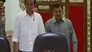 Presiden Joko Widodo bersama Wakil Presiden Jusuf Kalla tiba untuk memimpin rapat terbatas di kantor presiden, Jakarta, Selasa (22/5). Rapat tersebut membahas pencegahan dan penanggulangan teroris. (Liputan6.com/Angga Yuniar)