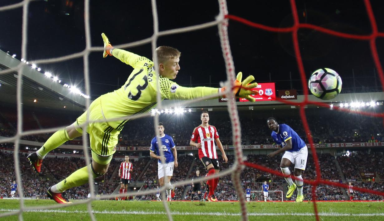 Romelu Lukaku mengantar Everton bertengger di posisi ketiga klasemen sementara Premier League usai kalahkan Sunderland di Stadium of Light, Sunderland (13/9/2016) dini hari WIB. Everton memiliki point 10 sama dengan Chelsea. (Reuters/Phil Noble)