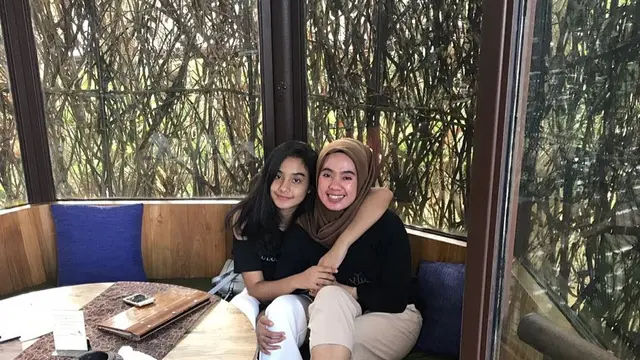 6 Potret Kebersamaan Nabila Atmaja dan Ibunda, Bak Kakak Adik
