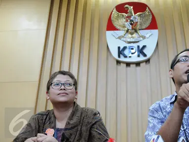 Kepala Bagian Pemberitaan dan Publikasi KPK Priharsa (kanan) dan Plt. Jubir KPK Yuyuk Andriati Iskak, memberikan keterangan pers mengenai penetapan tersangka RJ Lino di gedung KPK, Jakarta, Jum'at (18/12).(Liputan6.com/Helmi Afandi)