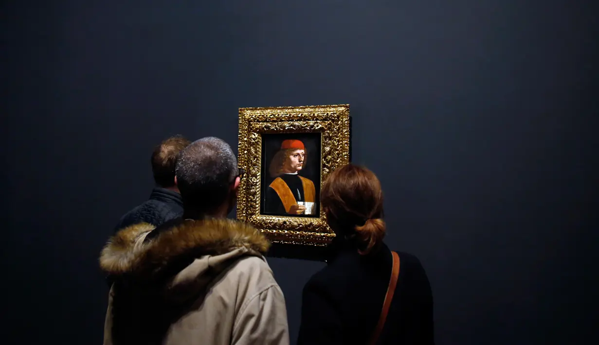Awak media melihat lukisan "Portrait of a Musician" karya Leonardo Da Vinci di museum Louvre, Paris, Selasa (22/10/2019). Ada 160 karya dalam pameran 500 tahun wafatnya Leonardo da Vinci yang diharap dapat menarik setengah juta pengunjung saat ditutup pada 24 Februari 2020. (AP/Thibault Camus)