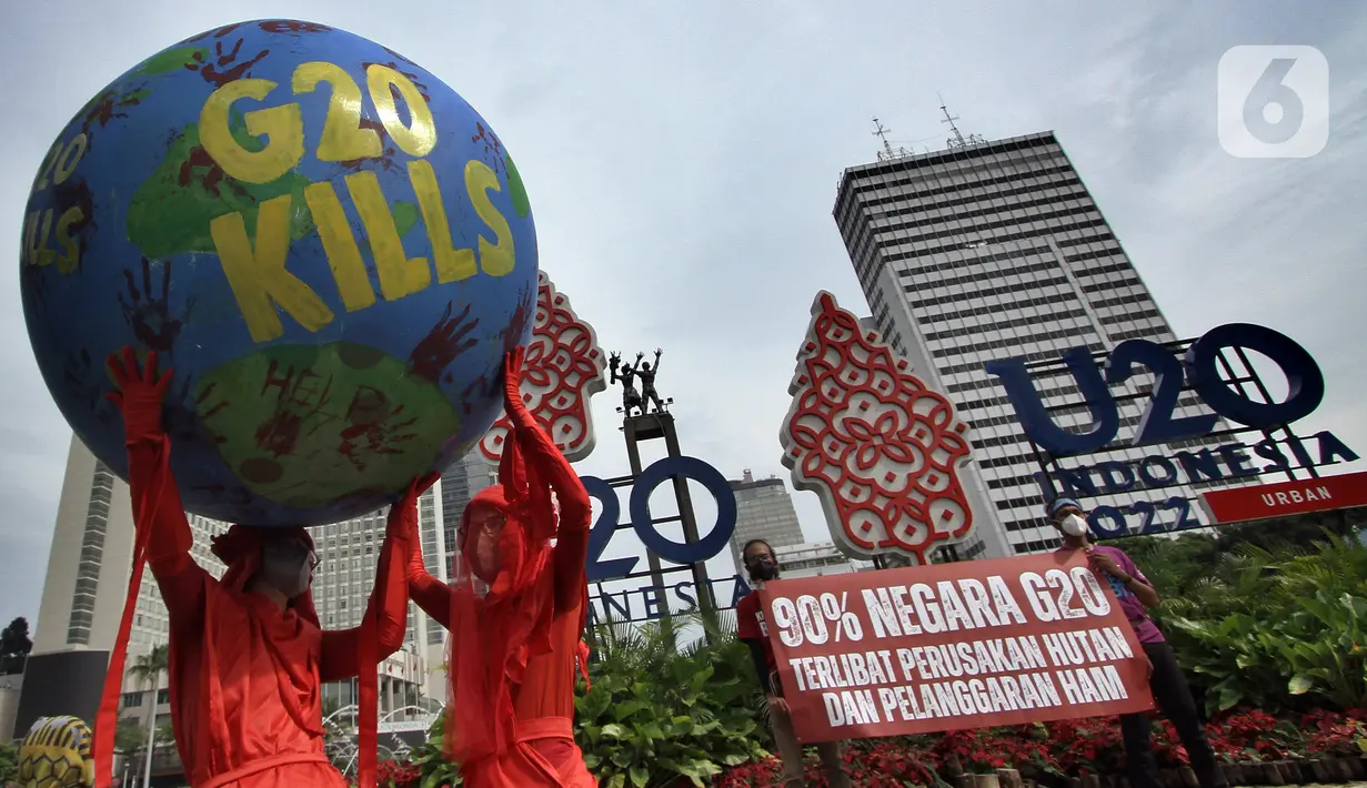 Aktivis lingkungan dari Extinction Rebellion Indonesia melakukan aksi penanganan mitigasi krisis iklim di Bundaran HI, Jakarta, Minggu (13/11/2022). Aktivis menuntut kepedulian negara-negara peserta KTT G20 untuk melakukan transisi energi yang berkelanjutan dan berkeadilan dalam krisis iklim. (merdeka.com/Arie Basuki)