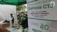 Petugas medis berjaga saat saat peluncuran Layanan GeNose C-19 di Kantor Dompet Dhuafa, Jakarta, Selasa (9/3/2021).  Layanan  pemeriksaan tes Covid-19 dibuka untuk umum dengan tarif Rp 40.000 yang sudah termasuk donasi untuk kaum dhuafa. (Liputan6.com/Herman Zakharia)