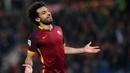 Gelandang AS Roma, Mohamed Salah, saat bertanding melawan Lazio pada lanjutan Serie A Italia di Stadion Olympic, Roma (30/4/2017). Salah resmi berseragam Liverpool dengan status pemain termahal. (EPA/Alessandro Di Meo)