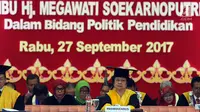 Presiden kelima RI Megawati Soekarnoputri mengikuti sidang senat penganugerahan gelar Doktor Kehormatan di Universitas Negeri Padang, Rabu (27/9). Megawati dianugerahi gelar Doktor Kehormatan bidang Politik Pendidikan. (Liputan6.com/Helmi Fithriansyah)