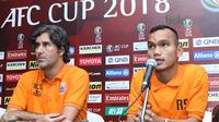 Pelatih Persija Jakarta, Stefano Teco (kiri) dan Riko Simanjuntak saat mengikuti konferensi pers Piala AFC 2018 di Hotel Sultan, Jakarta (27/2/2018). Persija melawan Tampines Rovers pada 28 Februari 2018. (Bola.com/Nick Hanoatubun)
