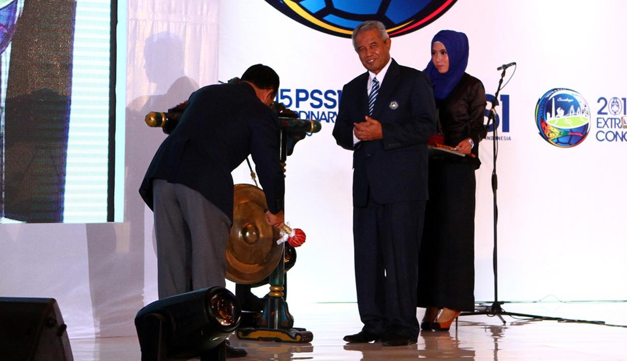 Djohar Arifin Husin membuka kongres PSSI dengan memukul gong (PSSI.org)