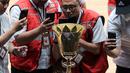 Sejumlah undangan mengabadikan foto trofi Piala Dunia Basket atau sering disebut Naismith Trophy menggunakan gawainya setelah peresmian Indonesia Arena pada Senin (07/08/2023) di Senayan, Jakarta. (Bola.com/Bagaskara Lazuardi)