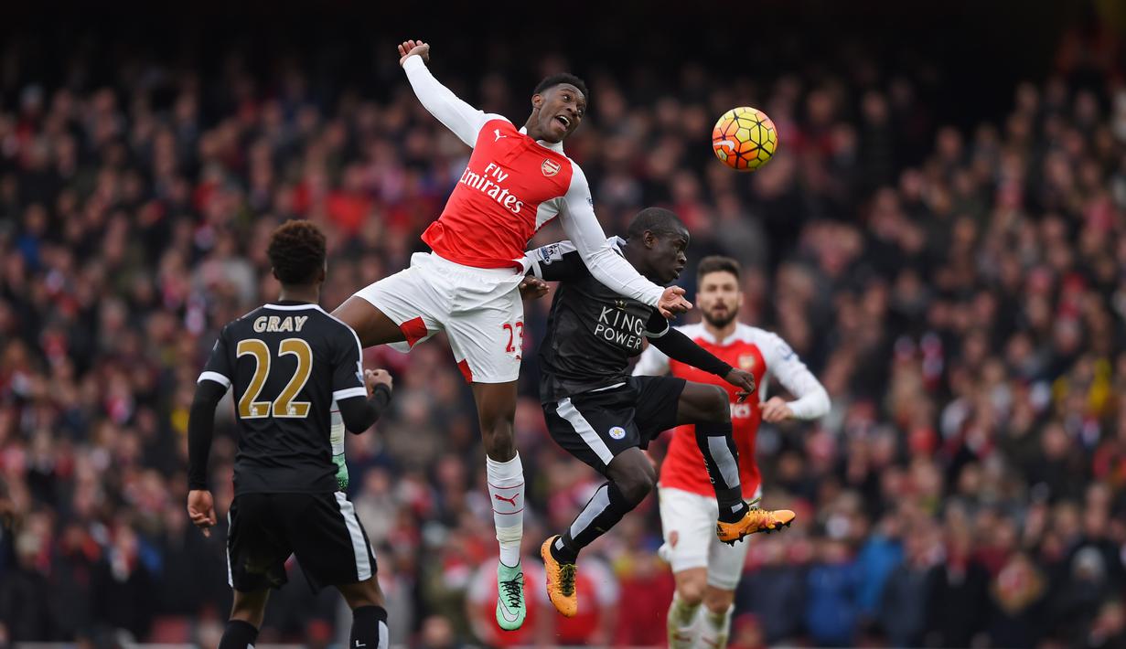 Striker Arsenal, Danny Welbeck (kiri), berebut bola dengan pemain Leicester City, N'Golo Kante, dalam laga Liga Inggris di Stadion Emirates, London, Minggu (14/2/2016). (Action Images via Reuters/Tony O'Brien)