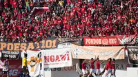 Pemain Bali United merayakan gol ketiga mereka ke gawang Persija Jakarta pada laga Piala Presiden 2015 di Stadion Kapten I Wayan Dipta, Bali, Minggu (30/8/2015). Hingga babak pertama usai Bali United unggul 3-0 atas Persija. (Bola.com/Vitalis Yogi Trisna)