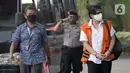 Mantan Kadis DPKAD Pemkot Bandung Herry Nurhayat (kanan) tiba di Gedung KPK, Jakarta, Senin (22/6/2020). Herry akan menjalani persidangan secara online terkait dugaan korupsi pengadaan tanah untuk ruang terbuka hijau di lingkungan Pemerintah Kota Bandung Tahun 2012-2013. (merdeka.com/Dwi Narwoko)