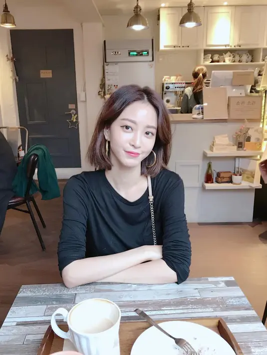 "Kami melakukan prosedur jahitan pada kulit setelah kecelakaan medis terjadi, namun sebagian dari area itu tak saling menyatu. Kami kemudian menghubungi spesialis luka bakar," lanjutnya. (Foto: instagram.com/han_ye_seul_)