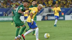 Neymar mengontrol bola dari kawalan penyerang Bolivia, Yasmani Duk pada kualifikasi Piala Dunia 2018 di Stadion Dunas Arena, Brasil (6/10). Pemain Barcelona ini digantikan oleh Willian akibat cedera yang parah di wajahnya. (AFP PHOTO/Nelson Almeida)