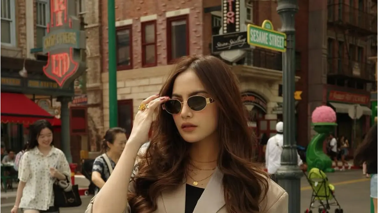 OOTD Mahalini Tutupi Baby Bump Mengenakan Blazer Oversize