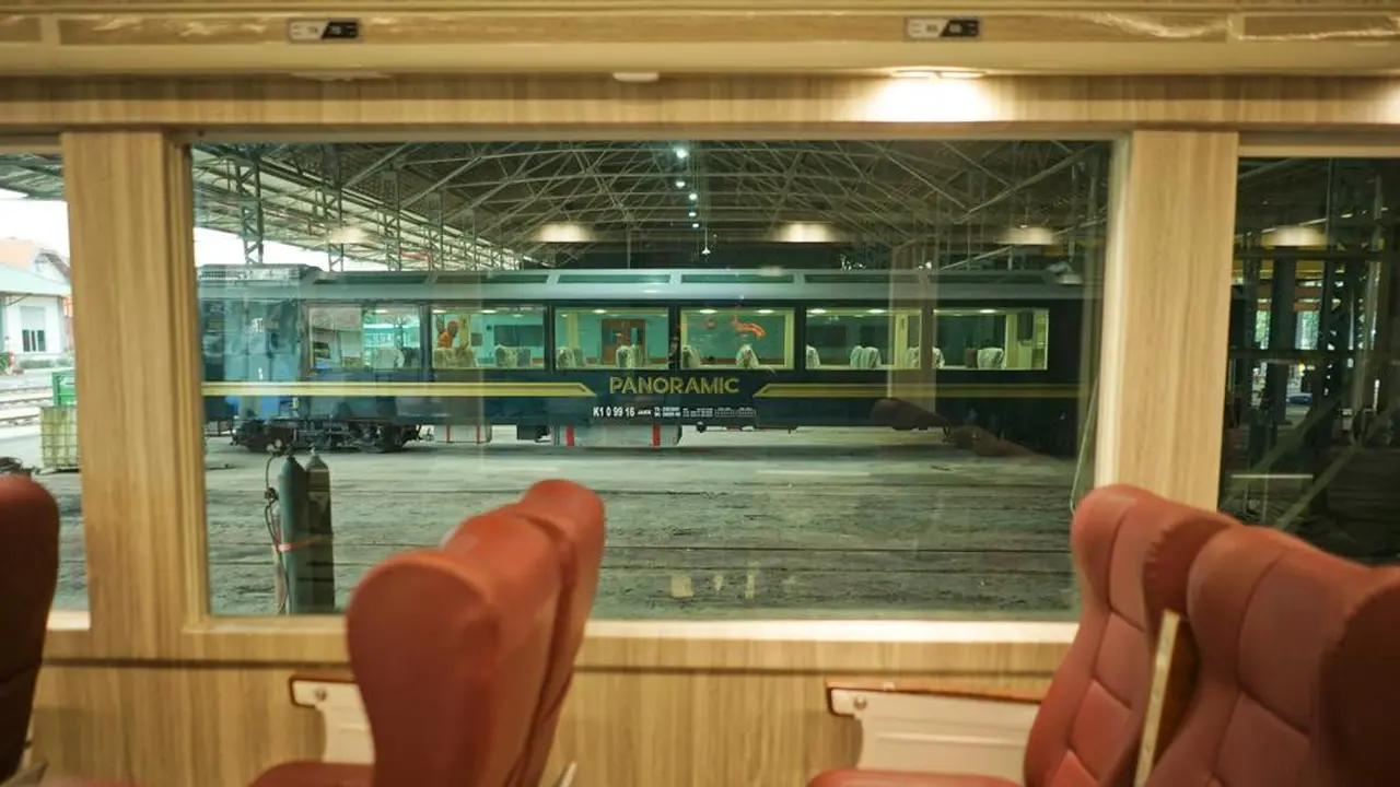 Kereta api panoramic yang dioperasikan oleh PT KAI