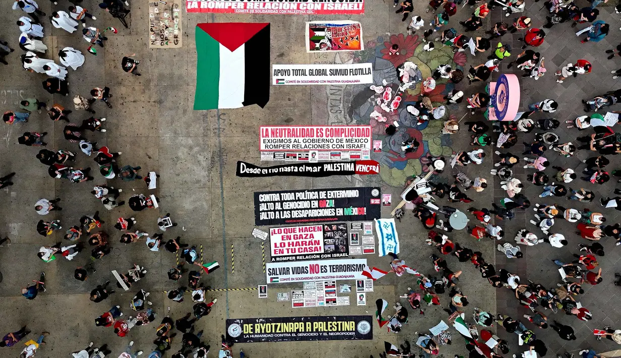 Foto udara memperlihatkan aksi demonstrasi menuntut diakhirinya serangan Israel di Jalur Gaza sebagai bagian dari protes nasional di Guadalajara, Meksiko, Selasa 7 Oktober 2025. (Ulises RUIZ/AFP)