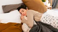 Ilustrasi perempuan tidur, bermimpi. (Photo Copyright by Freepik)