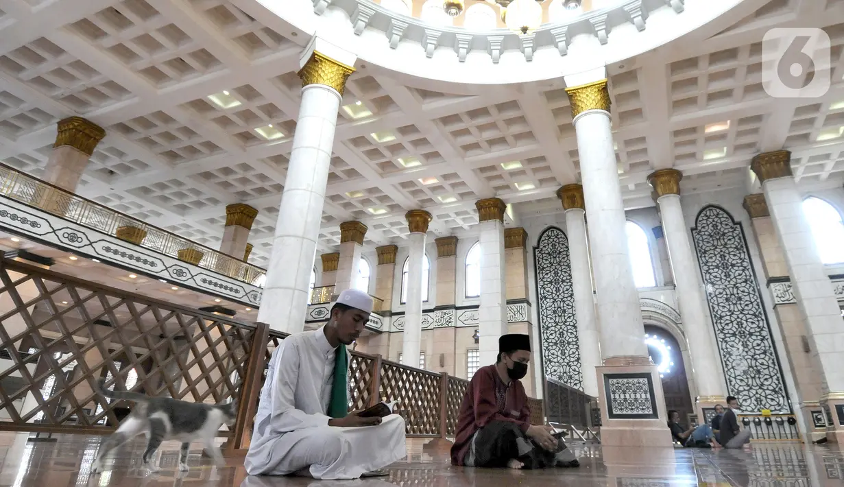 Umat muslim bertadarus Alquran di Masjid Kubah Emas, Depok, Jawa Barat, Jumat (16/4/2021). Bulan suci Ramadhan dimanfaatkan umat muslim untuk memperbanyak amalan dan ibadah di antaranya sholat sunah, zikir, dan tadarus Alquran.
(merdeka.com/ Arie Basuki)