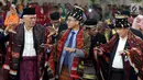 Putra sulung Presiden Jokowi, Gibran Rakabuming melakukan Manortor atau tari Tortor saat pesta adat pernikahan Kahiyang-Bobby di Medan, Jumat (24/11). Manortor ini dilakukan sebanyak 4 kali putaran. (Liputan6.com/Pool/Media Center)