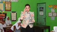 6 Potret Nafa Urbach Berbusana Batik, Saat Hadiri Rapat Kerja DPR RI Hingga Kunjungan Dapil
