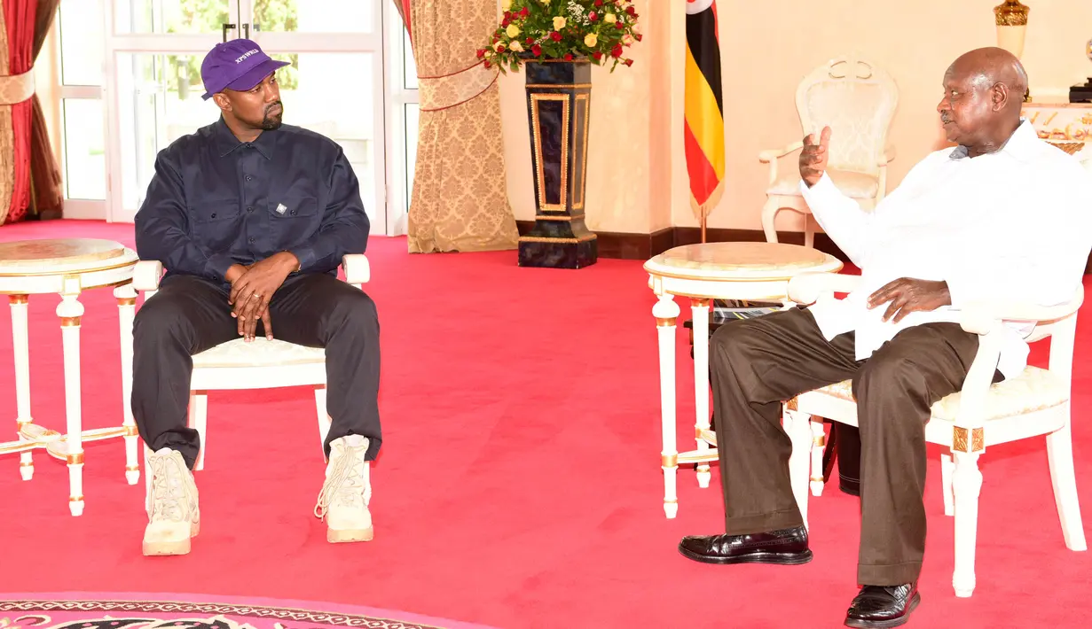 Presiden Uganda, Yoweri Museveni berbincang  rapper AS, Kanye West dalam pertemuan mereka di Gedung Negara, Entebbe, Senin (15/10). Ini menjadi pertemuan kedua Kanye dengan pemimpin negara dalam sepekan terakhir. (AFP/UGANDAS PRESIDENTIAL PRESS OFFICE)