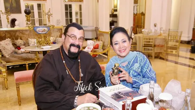 Potret Titiek Soeharto Tampak Akrab Menjamu Prabowo dan Steven Seagal