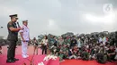 Mantan Panglima TNI Jenderal TNI Andika Perkasa (kiri) dan Panglima TNI Laksamana TNI Yudo Margono (kedua kiri) menyampaikan sambutan pada acara serah terima jabatan Panglima di Mabes TNI, Cilangkap, Jakarta, Selasa (20/12/2022). Yudo Margono dilantik sebagai Panglima TNI oleh Presiden Joko Widodo pada 19 Desember 2022 berdasarkan Keputusan Presiden Republik Indonesia Nomor 91/TNI/2022 tentang Pemberhentian dan Pengangkatan Panglima Tentara Nasional Indonesia. (Liputan6.com/Faizal Fanani)